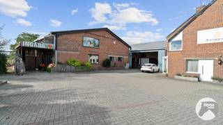 EERSTE BEZOEKDAG DONDERDAG 22/10 VAN 14U TOT 16U (enkel op afspraak!!)<br /><br />DIEPENBEEK - Ruime woning met loods, winkelruimte en ruim 2 hectare grond <br /><br />Deze ruime eigendom is gelegen in Diepenbeek, in een rustige straat met een goede bereikbaarheid en op korte afstand van het centrum, waar u terechtkan voor diverse winkels en voorzieningen. De eigendom biedt een bijzondere combinatie van wonen en werken, en is bijzonder geschikt voor wie op zoek is naar een woning met opslagmogelijkheden.<br /><br />Het woonhuis is opgebouwd uit een kelder, gelijkvloers, eerste verdieping en zolder. Op het gelijkvloers bevinden zich een veranda, keuken, leefruimte, eetplaats en badkamer. Op de eerste verdieping zijn er drie slaapkamers, een extra leefruimte en een tweede keuken. Dankzij deze indeling kan de woning eveneens perfect mogelijkheden bieden voor kangoeroewonen, een inwonende ouder of een afzonderlijke leefruimte voor een familielid.<br /><br />Aansluitend aan de woning bevindt zich een ruime loods waarin momenteel een fruit- en groentewinkel is ingericht. De winkelruimte maakt deel uit van de loods die daarnaast ook beschikt over aanzienlijke opslagmogelijkheden en diverse koelcellen. Hierdoor is de eigendom ook bijzonder interessant voor een zelfstandige of ondernemer die wonen en werken wil combineren. Uiteraard kan de loods, afhankelijk van de behoeften van de nieuwe eigenaar, ook voor andere doeleinden worden benut.<br /><br />Een van de grootste troeven van deze eigendom is de totale grondoppervlakte van maar liefst 2ha11a92ca. Naast het perceel waarop de woning en de bedrijfsgebouwen gelegen zijn, omvat de eigendom een achterliggend perceel met fruitbomen, een naastliggend grasland en aan de overzijde van de straat nog een afzonderlijk perceel van ongeveer 1ha30. Deze ruime oppervlakte biedt tal van mogelijkheden en is bijzonder geschikt voor het houden van paarden of andere dieren.<br /><br />Een veelzijdige eigendom met een uitzonderlijke combinatie van woonruimte, bedrijfs- en opslagmogelijkheden en ruim 2 hectare grond, gelegen op een rustige locatie in Diepenbeek en toch vlot bereikbaar. Ideaal voor wie wonen en werken wil combineren, ruimte zoekt voor dieren of op zoek is naar een eigendom met meerdere gebruiksmogelijkheden.<br /><br />Wenst u graag een bezoek of meer info? Contacteer ons op 053/60 65 66!