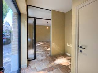 Deze met smaak gerenoveerde woning is gelegen in het centrum van Merkem en heeft volgende indeling:<br /><br />GELIJKVLOERS:<br />Inkomhal met vestiaireruimte - apart toilet - leefruimte - kelder - berging/wasplaats - open ingerichte keuken met o.a. een combi-oven, vaatwas, inductie kookplaat, dampkap, spoelbak, koelkast en diepvries - eetplaats. <br /><br />VERDIEP 1:<br />Nachthal - apart toilet - ingerichte badkamer met inloopdouche en dubbele wastafel - 3 slaapkamers.<br /><br />ZOLDER:<br />Geïsoleerde zolder. Toegankelijk via vast trap. <br /><br />ALGEMEEN:<br />- Volledig gerenoveerd woning.<br />- CV op aardgas.<br />- Schrijnwerk: ALU/PVC - Hoogrendementsbeglazing.<br />- Bewoonbare oppervlakte van 200m².<br />- Onmiddellijk vrij!<br /><br />Vergeet zeker niet de 360° virtuele tour te bekijken!<br />https://my.matterport.com/show/?m=ugCSH4AurRH<br /><br />Meer info op www.vastgoedvanoverschelde.be