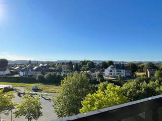 Goedgelegen op 1 minuut van het station: ruime degelijk appartement met 2 slaapkamers en een terras genietend van een magnifiek uitzicht.INDELING:...