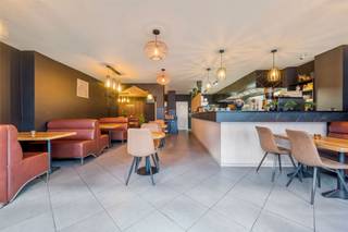 Rendabele opbrengsteigendom met handelsgelijkvloers   Uitstekende opbrengsteigendom bestaande uit een handelsgelijkvloers, drie appartementen en twee...