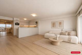 Op een toplocatie aan de jachthaven van Blankenberge bevindt zich dit instapklare en energiezuinige appartement (EPC-label A), waar u geniet van een prachtig uitzicht op de jachthaven en een optimale zuidoriëntatie.<br /><br />Het appartement omvat een ruime inkomhal die toegang geeft tot de lichtrijke leefruimte met gezellige eetplaats en een volledig geïnstalleerde open keuken. Verder beschikt het appartement over een praktische berging, een apart gastentoilet, een badkamer met douche en wastafel en twee volwaardige slaapkamers, beide voorzien van ingemaakte kasten.<br /><br /><br />De absolute blikvanger is het ruime, zuidgerichte terras waar u in alle rust kunt genieten van de zon en het unieke panoramische zicht op de jachthaven. Kelderberging inbegrepen en gemeenschappelijke fietsenstalling aanwezig. Mogelijkheid tot huren van garage. Ideaal als vaste woonst, tweede verblijf of investering.<br /><br />Voor meer informatie of een bezoek ter plaatse aarzel niet en bel Gaëlle op het nummer 0479 17 17 17