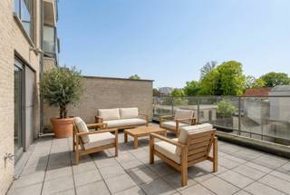 Dit aangename appartement combineert een centrale ligging met comfort en een praktische indeling. Ideaal voor zowel eigen bewoning als investering, dankzij de gunstige energiescore en de vlotte bereikbaarheid. Het appartement, met een bewoonbare oppervlakte van +/- 58m², is gelegen op de eerste verdieping en heeft volgende indeling: lichtrijke leefruimte met directe toegang tot het ruime, Zuidwest georiënteerde terras, open keuken, berging, slaapkamer van ca. 12 m², apart toilet en een badkamer met zowel een ligbad als een douche.Exterieur: autostaanplaats, optioneel bij aan te kopen aan €12.000.Karakteristieken- Vrij bij akte- Zeer goede EPC-score B- Ruim, Zuidwest georiënteerd terras- Gelegen in het centrum- Gebouw met liftKortom, een comfortabel en energiezuinig appartement op een uitstekende locatie, met alle troeven voor wie centraal en zorgeloos wil wonen of investeren. Interesse? Contacteer ons voor meer informatie of een bezoek ter plaatse via 02 460 80 46 of info@structura.be