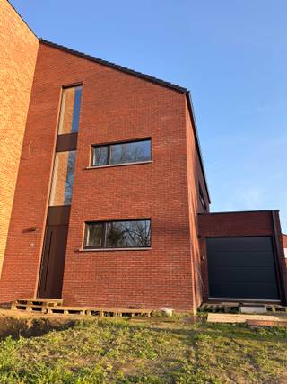 Op zoek naar een energiezuinige en ruime gezinswoning op een kindvriendelijke en centrale locatie in Wuustwezel? Dan is deze nieuwbouwwoning, dat onder registratierechten valt, precies wat u zoekt.<br /><br />Bewoonbaar oppervlakte 282 m².<br />Grondoppervlakte 304m².<br /><br />Een garage met automatische poort en berging voor wasmachine en droogkast. <br />De woning beschikt over een open keuken en een leefruimte met zonnescreens. De keuken beschikt over een kookeiland en de volgende apparaten zijn aanwezig: vaatwasser, oven, stoomoven, koelkast, ingebouwde koffiemachine met automatische wateraanvoer en kookplaat met geïntegreerde afzuiger van Miele, eveneens een Quooker kraan voor bruiswater en kokend water. Nabij de keuken bevindt zich een ruime berging. Het gastentoilet bevindt zich in de hal.<br /><br />Op de eerste verdieping is er een badkamer met inloopdouche, een bad, een badkamermeubel met 2 lavabo's en een handdoekdroger. Op deze verdieping is ook een apart toilet voorzien. Hier is één masterslaapkamer met aansluitende dressing en een ruime 2de slaapkamer die nu fungeert als kinderkamer. Alle slaapkamers beschikken over elektrische rolluiken. Er is nog extra bergruimte voorzien onder de trap. <br /><br />Via de vaste trap gaan we naar de tweede verdieping, daar bevinden zich nog eens 2 ruime kamers en een technische ruimte met opbergplek. Deze 2 kamers kunnen ingericht worden als slaapkamer, hobbykamer of bureau. <br /><br />De combinatie van een individuele warmtepomp, zonnepanelen en hoogwaardige isolatie zorgt voor een laag energieverbruik en een duurzaam wooncomfort. <br /><br /><br />Interesse? <br />Neem contact op voor een bezichtiging via 0479545403