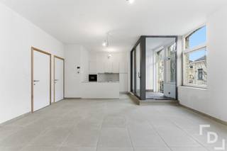 In de Rijselstraat te Ieper vinden we dit nieuwbouw appartement voorzien van 2 slaapkamers en 2 terrassen waarvan één inpandig.Het appartement biedt een ideale woonomgeving voor wie wenst te wonen op een centrale locatie, ruim en modern.Indeling:V-1: Private kelderbergingGLV: Hal - leefruimte met open keuken - keukenberging - badkamer - 2 slaapkamers - 2 terrassenExtra's:* E-peil: 60* Mogelijkheid tot aankopen garage of afgesloten staanplaats* Kelderberging inbegrepen* CV op gas met vloerverwarming* Zonnepanelen aanwezig