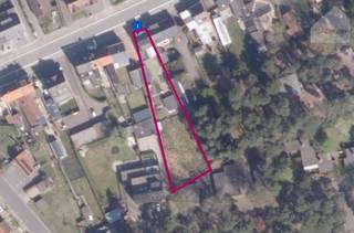 <strong>Bent u op zoek naar een woning te koop in Mol met 3 slaapkamers en een grote tuin?</strong><br />Deze charmante halfopen bebouwing in Achterbos (Mol) bevindt zich op een perceel van maar liefst 1.147 m² en biedt tal van mogelijkheden voor gezinnen of wie wonen en werken wil combineren.<br /><br />Dankzij de vlotte bereikbaarheid en strategische ligging geniet u hier van een praktische verbinding naar het centrum van Mol en omliggende gemeenten, met voorzieningen binnen handbereik.<br /><br /><strong>Indeling van de woning</strong><br />U betreedt de woning via de lichtrijke woonkamer, waar de pelletkachel zorgt voor een warme en gezellige sfeer.<br />Aansluitend bevindt zich de volledig geïnstalleerde keuken. De badkamer is voorzien van een douche, dubbele lavabo, toilet en een aansluiting voor een bad. De veranda achteraan creëert extra leefruimte en biedt een mooi zicht op het ruime perceel. Verder beschikt de woning over een droge kelder.<br /><br />Op de eerste verdieping vindt u drie volwaardige slaapkamers, elk afgewerkt met laminaatvloeren.<br />De ruime zolder biedt uitbreidingsmogelijkheden (extra kamer, bureau of hobbyruimte). <br />De woning vormt een solide basis en kan naar eigen smaak gemoderniseerd worden, ideaal voor wie zijn woning persoonlijk wil afwerken.<br /><br /><strong>Buitenruimte: een perceel met mogelijkheden</strong><br />De grote tuin van 1.147 m² is zonder twijfel een belangrijke troef. Hier vindt u:
<ul>
	<li>Een overdekt terras met screens</li>
	<li>Een garage</li>
	<li>Een bijgebouw ingericht als extra zitruimte</li>
	<li>Een serre</li>
	<li>Veel ruimte voor tuin, hobby of ontspanning</li>
	<li>Een ideale plek voor gezinnen, tuinliefhebbers of zelfstandigen die extra ruimte wensen.</li>
</ul>
<br /><strong>Extra troeven</strong>

<ul>
	<li>Recent vernieuwd en geïsoleerd dak</li>
	<li>Elektriciteit conform AREI</li>
	<li>PVC-ramen met dubbele beglazing</li>
	<li>Rolluiken achteraan</li>
	<li>Verwarming via vernieuwde elektrische installatie + pelletkachel</li>
	<li>Ruim perceel van 1.147 m²</li>
</ul>
<br /><strong>Waarom deze woning in Mol?</strong>

<ul>
	<li>Strategische ligging met goede bereikbaarheid</li>
	<li>Ruim perceel met bijgebouwen</li>
	<li>Uitbreidingsmogelijkheden via zolder</li>
	<li>Interessant renovatiepotentieel</li>
</ul>
Bent u op zoek naar een woning te koop in Mol met grote tuin en mogelijkheden? Dan is deze halfopen bebouwing in Achterbos een uitstekende opportuniteit. Plan vandaag nog uw bezoek en ontdek zelf het potentieel van deze eigendom.<br /><br /><strong>Voelt dit als een plek waar u zich meteen thuis zou voelen?</strong><br />Neem dan gerust contact met ons op voor meer informatie of een bezoek ter plaatse via<br />info@sublimmo.be of 014 84 83 69.<br /><br />Wij nemen graag de tijd om alles rustig toe te lichten.