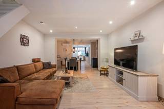 Inscrivez-vous à la visite le samedi 06/12 via notre site web : https://benjaminverkoopt.be/panden/instapklare_energiezuinige_woning_met_3_slaapkamers_en_tuin_in_menen/<br />- Emplacement central avec un accès facile : Weversstraat 9 à Menen<br />- Maison prête à emménager<br />- Excellent EPC : étiquette A !<br />- Grand séjour avec cuisine ouverte<br />- Pratique débarras/buanderie<br />- Jardin avec cabane de jardin et terrasse couverte<br />- 2 chambres à coucher<br />- 3ème chambre possible au grenier (escalier fixe)<br />- Salle de bains avec douche à l'italienne<br />- 8 panneaux solaires<br />- Chauffage central avec pompe à air/air et poêle à granulés<br />- Prix indicatif : 199.000 €