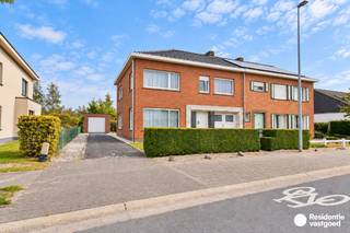 Welkom in de Oedelemsestraat 47, een op te frissen woning in Oostkamp. In de nabije omgeving vindt u supermarkten, winkels, scholen en openbaar vervoer en tal van andere voorzieningen. Daarnaast is de woning vlot bereikbaar via verbindingswegen en de autosnelweg.<br /><br />De ruime inkomhal verwelkomt u tot deze woning. De leefruimte is zeer ruim en loopt naadloos over in de eetplaats met een overvloed aan zonlicht en zicht op de groene tuin. Aansluitend bevindt zich de ruime keuken, helemaal in te richten naar uw eigen smaak! Verder beschikt het gelijkvloers over een praktische berging onder de trap, een apart toilet en een garage met technische voorzieningen.<br />Op de eerste verdieping bevinden zich maar liefst vier volwaardige slaapkamers. De badkamer beschikt over een douche, apart toilet en voorziening voor een lavabo.<br /><br />Een absolute meerwaarde is de nieuwe veranda van ca. 34 m², die zorgt voor extra leefruimte en een aangenaam zicht naar buiten. Daarnaast is er een ruime garage, ideaal voor het stallen van een wagen, fietsen en extra opslag. De buitenomgeving is omgeven door groen en geniet van een diepe tuin, waar u de dag door van de zon kunt genieten. Verder is het mogelijk om drie wagens op de oprit te parkeren.<br /><br />Warm geworden van deze ruime woning? Contacteer ons vandaag voor meer informatie of een bezoek ter plaatse!<br /><br />De vermelde prijs is een richtprijs; elk bod wordt voorgelegd aan de eigenaar, die het recht heeft dit te aanvaarden of te weigeren.