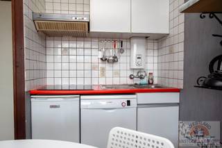 Bent u op zoek naar een appartement dat u volledig naar eigen smaak kunt opfrissen? Dan is dit verzorgde 1-slaapkamerappartement zeker een bezoek waard.<br />Gelegen in een nette en goed onderhouden residentie geniet dit appartement van een aangename lichtinval, wat zorgt voor een ruim en gezellig gevoel. Dankzij de praktische indeling biedt het bovendien de mogelijkheid om een extra slaaphoek te creëren, waardoor het appartement plaats kan bieden aan meerdere personen. Dit maakt het bijzonder interessant als investering voor vakantieverhuur, maar uiteraard ook ideaal als eigen verblijf of tweede verblijf aan zee.<br />Als extra troef is er de mogelijkheid om een garage afzonderlijk bij aan te kopen, wat zorgt voor extra comfort en een belangrijke meerwaarde.<br />Troeven:<br />- Verzorgde residentie<br />- Veel natuurlijke lichtinval<br />- Op te frissen naar eigen smaak<br />- Mogelijkheid tot creëren van een slaaphoek<br />- Interessant voor vakantieverhuur of eigen gebruik<br />- Garage afzonderlijk bij aan te kopen<br />Bent u op zoek naar een appartement met tal van mogelijkheden? Contacteer ons vandaag nog voor meer informatie of een bezoek ter plaatse.