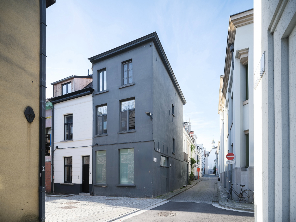 Une maison d’angle architecturale offrant une spatialité exceptionnelle, deux chambres et deux espaces extérieurs. - photo 3