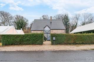 Située à Saint-Denis, cette agréable maison 4 façades offre une surface habitable d’environ 139 m² sur une parcelle de 622 m² orientée sud en...