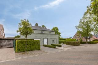In een gegeerde woonwijk van Hoogstraten bevindt zich deze voormalige dokterswoning met praktijkruimte, gelegen op een mooi perceel met veel privacy en tal van mogelijkheden. De woning combineert karakter, ruimte en functionaliteit, ideaal voor wie wonen en werken wil combineren of op zoek is naar een veelzijdige gezinswoning.<br /><br />Bij het betreden van de woning komt u terecht in een royale inkomhal die toegang geeft tot de lichtrijke leefruimte. De woonkamer met grote raampartijen geniet van veel natuurlijke lichtinval en biedt een aangenaam zicht op de tuin. Aansluitend heeft u de keuken die voorzien werd van alle toestellen. <br /><br />Op het gelijkvloers bevindt zich de voormalige praktijkruimte, die perfect kan dienen als kantoor, vrij beroep, extra slaapkamer of hobbyruimte. Dankzij de praktische indeling kan de woning bovendien eenvoudig worden ingedeeld als kangoeroewoning.<br /><br />De verdieping omvat drie volwaardige slaapkamers en een ruime badkamer. De zolderverdieping biedt bijkomende stockage mogelijkheden. <br /><br />Buiten geniet u van een mooie tuin met veel privacy, ideaal om in alle rust te ontspannen. Daarnaast beschikt de woning over voldoende parkeermogelijkheden, waarvan één inpandige garage.<br /><br />Troeven:<br /><br />- Combinatie wonen en werken<br />- Hoekligging<br />- Ruime kamers<br />- Gunstig EPC (label B)<br />- Zonnepanelen<br /><br />Interesse? <br />Vraag uw bezoek aan via 0468 320 677 of leen.van.bavel@dewaele.com<br /><br />(ver-)Kopen of (ver-)huren in de Noorderkempen?<br />Wij helpen u graag verder!<br />Dewaele Vastgoed<br /><br />Bestuursmaatregelen in het maatregelenregister: nee<br /><br />Deze AI-visualisaties zijn bedoeld als inspiratie. Er werd geen rekening gehouden met technische specificaties, stedenbouwkundige voorschriften of de concrete mogelijkheden tot realisatie.