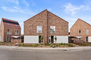 Ontdek deze stijlvolle en energiezuinige woningen die modern comfort combineren met een topligging. Op slechts enkele minuten van station Mechelen en de E19 geniet je van een vlotte verbinding naar Antwerpen en Brussel. Scholen, het Vrijbroekpark, openbaar vervoer en tal van ontspanningsmogelijkheden liggen bovendien vlakbij.
Binnenin wacht je een slimme indeling die functionaliteit koppelt aan elegantie. De inkomhal met gastentoilet en berging leidt je naar een hoogwaardige keuken, strak afgewerkt en voorzien van alle moderne toestellen. De gezellige woonruimte met grote raampartijen brengt veel licht en een prachtig zicht op de tuin.
Op de eerste verdieping bevinden zich drie volwaardige slaapkamers en een centrale badkamer met zowel bad als douche, ideaal voor het hele gezin. De dakverdieping verrast met een polyvalente ruimte, extra toilet en een charmante vierde slaapkamer die perfect kan dienen als master bedroom, bureau of hobbyruimte.
Ook aan comfort en duurzaamheid is gedacht: een private parkeerplaats met laadpaal, overdekte fietsenstalling, zonnepanelen, warmtepomp en vloerverwarming maken deze woningen helemaal klaar voor de toekomst.
Deze woningen zijn tot in de puntjes afgewerkt en beantwoorden volledig aan de hedendaagse woonwensen. Ben jij klaar om er jouw thuis van te maken? Contacteer ons snel voor een afspraak ter plaatse! (Verkoop onder btw-tarief).