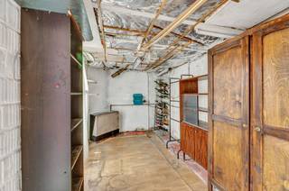 <p>Voor meer info of een bezoek, bel 053 59 49 31. - Deze <strong>ruime te renoveren woning</strong> is gelegen in een bijzonder rustige buurt in Aalst. Dankzij de gunstige ligging geniet u hier niet alleen van de nodige rust, maar bevinden winkels, scholen en het openbaar vervoer zich op korte afstand. Bovendien is de aansluiting op de E40 vlot bereikbaar. Op het gelijkvloers bevinden zich de inkomhal, <strong>een lichtrijke leefruimte</strong>, de aansluitende keuken en de badkamer. Verder beschikt het gelijkvloers over <strong>een veranda</strong> en een extra bergruimte die volledig naar eigen wens kan worden ingericht. Op de eerste verdieping zijn er <strong>twee ruime en lichtrijke slaapkamers</strong>. <strong>Het zolderverdiep</strong> is reeds voorzien van een vaste trap en biedt de mogelijkheid om afgewerkt te worden tot <strong>een volwaardige ruime derde slaapkamer</strong>. Tot slot beschikt de woning over een lange stadstuin met een noordwestelijke oriëntatie, waar u in alle rust kunt genieten van de middag- en avondzon. Bent u op zoek naar een woning met veel potentieel op een rustige, maar centraal gelegen locatie? Dan is dit pand zeker een bezoek waard. (Stedenbouwkundige inlichtingen en maatregelenregister in aanvraag)</p>