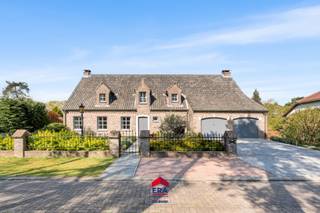 Lommel-centrum: Sfeervol landhuis met zuidwest georiënteerde tuin. Gelegen in bosrijk villapark, nabij het sportcentrum, scholen, Sahara en op...