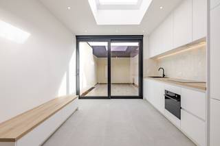 <p><span>Deze volledig gerenoveerde woning is gelegen in de rustige Patersmotestraat in Kortrijk en combineert hedendaags wooncomfort met een aangename ligging nabij het stadscentrum.</span></p><p><span>Op het gelijkvloers beschikt de woning over een ruime inkomhal met voldoende plaats voor een vestiaire en/of het stallen van fietsen. Verder vinden we een apart toilet, een ruime, open leefruimte waarin de woonkamer en keuken mooi in elkaar overvloeien. Aansluitend bevindt zich een aangename patio, een fijne buitenruimte om te genieten van een rustig moment.</span></p><p><span>Op de eerste verdieping bevindt zich een ruime slaapkamer en een volledig uitgeruste badkamer met ligbad, inloopdouche, lavabo en toilet.</span></p><p><span>De tweede verdieping biedt nog één ruime slaapkamer en nog één kinderkamer/ bureau. </span></p><p><span>Daarnaast beschikt de woning over een ruime en droge kelder, ideaal als extra bergruimte.</span></p><p><span> </span></p><p><span>De woning geniet van een gunstige ligging met verschillende voorzieningen in de omgeving. Het centrum van Kortrijk en de Grote Markt zijn vlot bereikbaar, net als winkels en horeca. Ook het Station Kortrijk bevindt zich op wandelafstand.</span></p>