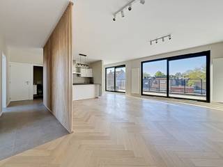 <p>We Invest Brussel-Europa stelt u dit prachtige gerenoveerde penthouse van 95 m² voor met 2 grote zuidgerichte terrassen, gelegen op de 3e en bovenste verdieping van een kleine, goed onderhouden mede-eigendom met lift, vlak bij de wijk Prince de Liège.<br /><br />Het appartement bestaat uit een ruime en lichtrijke woonkamer met directe toegang tot een terras van 35 m², een moderne volledig uitgeruste keuken, 2 slaapkamers die uitgeven op het achterterras (9 m²), een hedendaagse douchekamer, een apart toilet, een wasruimte/technische ruimte en een privatieve kelder.<br /><br />Troeven: rustige en groene buurt, openbaar vervoer en winkels in de nabijheid, lage lasten (±100 €/maand), EPC D+, individuele verwarming op gas, dubbele beglazing, lift.<br /><br />Een uitzonderlijk penthouse, instapklaar, dat ruimte, licht en modern comfort combineert. Ideaal voor een koppel, een jong gezin of een investeerder.<br /><br />📍 Jakob Smitsstraat 41, bus 7 – 1070 Anderlecht<br />💰 €349.000<br />📞 02 478 67 49 – bruxelles.europe@weinvest.be<br />Contacteer Frédéric Top op 0472 34 44 08 voor een bezoek.</p>