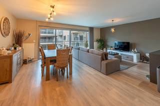 Dit lichtrijke en instapklare appartement op de tweede verdieping combineert ruimte, comfort en een aangename woonbeleving op een centrale ligging in Willebroek. Winkels, scholen en dagelijkse voorzieningen bevinden zich in de directe omgeving, met een vlotte aansluiting naar omliggende gemeenten en belangrijke verbindingswegen.<br /><br />Bij het binnenkomen valt de openheid en het natuurlijke licht meteen op. De leefruimte met open keuken vormt een harmonieus geheel waar gezelligheid en functionaliteit samenkomen. Grote raampartijen versterken het ruimtegevoel en geven toegang tot het terras over de volledige breedte, een ideale plek om te ontspannen.<br /><br />De twee volwaardige slaapkamers zijn praktisch ingericht en afgewerkt in een tijdloze stijl. De ruime badkamer met inloopdouche en dubbele wastafel biedt hedendaags comfort, aangevuld met een aparte berging voor extra gebruiksgemak.<br /><br />Het appartement is bovendien rolstoeltoegankelijk en maakt deel uit van een verzorgd geheel met bijkomende faciliteiten, waaronder een gemeenschappelijke fitnessruimte.<br /><br />Een ondergrondse berging en ruime autostaanplaats zijn verplicht mee aan te kopen mits een meerprijs.<br /><br />Met een EPC-label A en een conform elektriciteitsattest is dit een energiezuinige en zorgeloze investering.