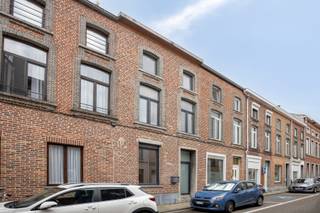 <strong>Instapklare en ruime woning. Achter deze authentieke gevel schuilt een volledige NIEUWBOUW uit 2008 met 3 ruime slaapkamers en aangename zuid gerichte tuin. EPC-label B. Deze charmante woning combineert een authentieke uitstraling met een ruime en praktische indeling.</strong><br /><br />Op het gelijkvloers beschikt de woning over een woonkamer, eetkamer, keuken en berging/wasplaats.<br /><br />De eerste verdieping omvat een nachthal, technische ruimte, slaapkamer, apart toilet en ruime badkamer met zowel ligbad als inloopdouche.<br /><br />Op de tweede verdieping bevinden zich nog twee slaapkamers waarvan één met leuke mezzanine.<br /><br />Daarnaast beschikt de woning over een zeer aangename zuid gerichte tuin met ruim terras, ideaal om in alle rust van het buitenleven te genieten.<br /><br />De woning geniet bovendien van een uitstekende verkeerstechnische ligging, met een vlotte verbinding naar de E40. Winkels, scholen, het station, openbaar vervoer en restaurants bevinden zich eveneens in de nabije omgeving.