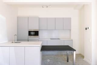 <p><span>OUDENAARDE</span><span> - Bent u op zoek naar een gelijkvloers appartement met 2 slaapkamers en garagebox? </span></p><p><span>Dan is dit zeker iets voor u! </span></p><p><span> </span></p><p><span>De belangrijkste troeven in een notendop: </span></p><p><span> </span></p><ul><li><span>AANKOOP ONDER REGISTRATIERECHTEN</span></li><li><span>Residentiële locatie op wandel- en fietsafstand van </span><span>centrum Oudenaarde </span></li><li><span>Vlakbij scholen en openbaar vervoer</span></li><li><span>Volledige renovatie (2024) - EPC B - trendy look&feel</span></li><li><span>Kleine residentie met </span><span>12 appartementen </span></li><li><span>Twee ruime slaapkamers</span></li><li><span>Grote</span><span> raampartijen </span></li><li><span>Garagebox met automatische poort </span><span>inbegrepen in de prijs.</span></li><li><span>Ideaal als investering</span></li></ul><p><span> </span></p><p><span>Zo ziet het appartement eruit: </span></p><p><span> </span></p><p><span>Dit appartement is gelegen op het gelijkvloers en ziet er als volgt uit: de ruime inkomhal met plaats voor een vestiaire, de lichtrijke leefruimte en open keuken met eiland, volledig uitgerust met alle moderne voorzieningen (vaatwas, inductie kookplaten en dampkap, koelkast, diepvriezer, oven). Twee ruime slaapkamers en de badkamer voorzien van een grote inloopdouche, een wastafel en een toilet. Verder de berging/wasplaats in het appartement zelf en een kelderberging. Een garagebox met automatische poort is inbegrepen in de prijs.</span></p><p><span> </span></p><p><span>Belangrijk:</span></p><p><span>Richtprijs: 235.000 euro </span></p><p><span> </span></p><p><span> </span></p><p><span> </span></p>