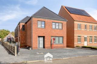 [[ DIT PAND NEEMT DEEL AAN DE ERA OPEN HUIZEN DAG OP 19/9 VAN 13:00 TOT 14:00 ]]<br /> 
<p>Deze instapklare gezinswoning is gelegen in een rustige omgeving en beschikt over een volledig omheinde tuin. Dankzij de grondige renovatie werd de woning volledig vernieuwd en biedt ze vandaag een moderne en verzorgde uitstraling. Ook de ramen en deuren werden recent vervangen, wat zorgt voor extra comfort en een goede isolatie.</p>

<p><br />De woning biedt met haar 5 slaapkamers (mogelijkheid voor een 6de slaapkamer) heel wat ruimte voor een gezin. De lichtrijke woonkamer sluit mooi aan op de volledig vernieuwde keuken met centraal eiland en ingebouwde toestellen. De moderne badkamer beschikt over een dubbele lavabo, ingebouwde kasten en een ruime inloopdouche. Via de vaste trap bereik je de volledig afgewerkte zolder, die perfect kan dienen als extra slaapkamer, bureau of hobbyruimte. Buiten is er een ruime garage.</p>

<p><br /><strong>Enkele troeven:</strong></p>

<ul><li>Instapklaar: EPC B &amp;amp; een conforme stroomkeuring</li><li>5 ruime slaapkamers met mogelijkheden voor dressing of bureau</li><li>Volledig omheinde tuin met ruime garage</li><li>Slaapkamers zijn elk voorzien van een airco</li><li>Beneden is er overal vloerverwarming</li></ul>

<p><br />Ben je op zoek naar een ruime, instapklare woning met veel ruimte en comfort op een rustige maar goed bereikbare locatie? Neem dan contact met ons op via impact@era.be of 089 46 48 63. Khaz helpt je graag verder!</p>