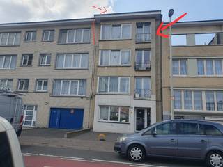 LICHTRIJK TOPAPPARTEMENT (81M2) MET ZUIDWESTGERICHT TERRAS<br /><br />LICHTRIJK TOPAPPARTEMENT (81M2) MET ZUIDWESTGERICHT TERRAS<br />Vraagprijs: 198.000 euro<br /><br />Ben je op zoek naar een instapklaar, gezellig appartement op een absolute toplocatie in Deurne? Dit charmante appartement op de bovenste verdieping (3e verdieping, geen lift) combineert privacy, een uitstekende bereikbaarheid en minimale maandelijkse lasten.<br /><br />TROEVEN IN DE KIJKER:<br />Uitzonderlijk lage vaste kosten: Slechts 37 euro per maand (enkel de blokpolis)! Geen dure syndicuskosten of liftkosten.<br /><br />Individuele meters: Alle nutsvoorzieningen (water, gas en elektriciteit) hebben aparte meters. Je betaalt dus puur wat je zelf verbruikt.<br /><br />Toplocatie (Mobiscore 8,9/10): Alles op wandel- en fietsafstand (openbaar vervoer, winkels, parken en scholen). Snelle verbinding naar Antwerpen-centrum en Wijnegem shoppingcenter.<br /><br />Zuid / ZuidWest gericht terras (4,3m2): Heerlijk genieten van de zon rechtstreeks toegankelijk vanuit de slaapkamer.<br /><br />Geen bovenburen: Gelegen op de bovenste verdieping,<br /><br />Gunstig EPC-label D: Geen renovatieverplichting! Je kunt hier meteen intrekken en opfrissen op je eigen tempo.<br /><br />Extra bergruimte: Inclusief een handige berging in de hal én een ruime, privatieve kelderberging. (circa 2,5x3 : 7,5m²)<br /><br />INDELING:<br />Inkomhal met een praktische ingebouwde berging. Lichte en gezellige leefruimte met extra brede vensterbank en aansluitend de keuken met klein terras. Verder beschikt het appartement over een badkamer met douche/ligbad en 2 volwaardige slaapkamers,(circa 390x350 en 390x290) waarvan de hoofdslaapkamer rechtstreeks toegang biedt tot het zonnige, zuidgerichte terras.<br /><br />Alle verplichte keuringen en documenten zijn aanwezig en volledig geldig! (Epc, asbest attest, elektrische keuring)<br /><br />Het appartement wordt momenteel nog bewoond door de eigenaar, (niet verhuurd) maar komt volledig vrij en leeg te staan tegen de datum van de notariële akte.<br /><br />Mis deze kans niet en plan snel je bezoek!<br />0456/089104<br /><br />