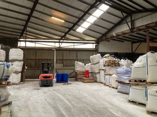 Ruim magazijn van 2100 m² met aangrenzend buitenplein van 900 m². Voorzien van 2 brede schuifpoorten (11 m en 3 m), elektrische poort...