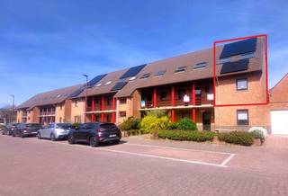 Dit gezellig duplex appartement is centraal gelegen in de Vuurtorenwijk van Oostende.<br />Op wandelafstand van bus en tram, zee en strand.<br /><br />Gelegen op de eerste verdieping van het gebouw en het werd recent vernieuwd<br />( Ramen en velux - chauffage, vloer en badkamer ) <br /><br />Oppervlakte van 73m² <br /><br />Voorzien met inkomhal en apart toilet.<br />Gezellige woonkamer en nieuwe ingerichte keuken.<br />Een berging onder de trap die voorzien is naar de kamers.<br /><br />Op de verdieping boven 2 slaapkamers en nieuwe badkamer met lavabomeubel,<br />ligbad combi douche en plaats voor wasmachine en droogkast.<br /><br />Huurprijs: 780  euro per maand + 20 euro algemene lasten.<br />Ideaal voor alleenstaande, koppel of gezin met 1 kindje.<br /><br />Beschikbaar vanaf 1 juli 2026.<br /><br />Bezoeken mogelijk op afspraak op vaste bezoekdagen met kantoor. <br /><br /><br /> 