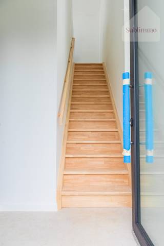 Dit karaktervolle gebouw werd volledig vernieuwd en omvat slechts twee appartementen, elk met het gevoel van een volwaardige woning dankzij de ruime indeling, een private inkom en een royale privatieve tuin.<br /><br />Op de eerste verdieping verwelkomt een lichtrijke leefruimte je, met directe toegang tot het gezellige terras.<br />Aansluitend beschikt de woning over een volledig uitgeruste keuken, afgewerkt met een natuurstenen werkblad en moderne toestellen.<br />Twee slaapkamers van 17m² en 18m² bevinden zich op dezelfde verdieping, samen met een stijlvolle badkamer met inloopdouche, bad, dubbele wastafel en toilet.<br /><br />Op de tweede verdieping wacht een uitzonderlijk grote slaapkamer van 27 m², perfect als masterbedroom, bureauruimte of hobbykamer.<br /><br />Via het terras aan de leefruimte daalt een trap af naar de aangelegde tuin van maar liefs<span>t 220 m². D</span>e buitenruimte omvat een tweede terras, is volledig omheind en voorzien van haagbeplanting die de nodige privacy garandeert. Een ruime tuinberging en parkeergelegenheid voor twee wagens maken het geheel compleet.<br /><br />Ook op vlak van energieprestaties scoort deze woning uitstekend. Dankzij de zonnepanelen, warmtepomp, vloerverwarming en ventilatiesysteem geniet u van een bijzonder energiezuinige woning.<br />Bovendien zijn de slaapkamers uitgerust met individuele airconditioningstoestellen die zowel kunnen koelen als verwarmen, waardoor een aangename temperatuur in elk seizoen gegarandeerd is.<br /><br /><strong>Troeven op een rij</strong>
<ul>
<li><span>Energiezuinig</span></li>
<li><span>Zonnige, aangelegde tuin met 2 terrassen en tuinberging</span></li>
<li><span>3 slaapkamers</span></li>
<li><span>Volledig afgewerkt</span></li>
<li><span>Verkoop onder registratierechten</span></li>
</ul>
<br /><strong>Nieuwsgierig? Neem snel contact met ons op voor meer informatie of een bezoek ter plaatse: info@sublimmo.be of 014 84 83 69.</strong><br />