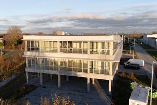 Combinatie van een moderne kantoorruimte met open space en 4 vergaderruimtes, aangevuld met een hoog magazijn van 835 m², ruime...