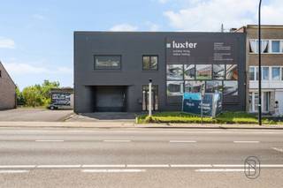 <p>Commerciële ruimte op een toplocatie.</p><p>Bestaande uit een volledig gerenoveerde showroom, burelen, en parking. <br />TROEVEN: nieuwe dakconstructie, vloerverwarming, nieuwe elektrische installatie.</p><p>INDELING: aparte garage, parking, atelier van een 280m2, burelen/praktijk, keuken, badkamer, handige grote kelder. <br />Op het verdiep bevinden zich een leefruimte en 2 slaapkamers. ideale commerciële locatie, nabij alle winkels!</p><p>Te koop via Immo Beguin, jouw vastgoedexpert sinds 2009, met kantoren in Ronse, Waregem, Kortrijk, Deinze, Doornik en Lessines. <br />Meer info via guido@immobeguin.be</p>