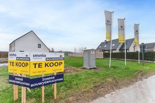 BOUWGROND ZONDER BOUWVERPLICHTING
Bent u op zoek naar een mooie locatie om zelf uw droomwoning te realiseren? Ontdek dit aantrekkelijke stuk bouwgrond van 499 m², gelegen in de Gravestraat 2A in Wingene. Dit perceel biedt de mogelijkheid voor een open bebouwing en is bovendien vrij van bouwverplichting. U bepaalt zelf wanneer en hoe u bouwt!
Daarnaast profiteert u van een uitstekende ligging: winkels, scholen en openbaar vervoer bevinden zich op fietsafstand. Dankzij de vlotte verbinding met de E40 via de oprit in Beernem zijn ook steden en andere voorzieningen gemakkelijk bereikbaar.
Grijp deze unieke kans en maak uw bouwdroom waar in het charmante Wingene!
Interesse? Neem snel contact op voor meer informatie via 0478 78 67 10 of marijke.vanclooster@hyboma.be