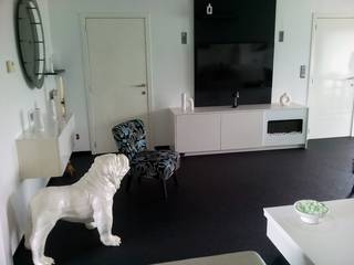 Instapklaar en pas gerenoveerd penthouse met garage nabij het centrum van Mol!<br /><br />Pluspunten van dit moderne penthouse zijn:<br /><br />- centrale ligging met alle winkels binnen handbereik<br />- alleen gelegen op de bovenste verdieping (lift komt rechtstreeks uit in de inkomhal van het penthouse)<br />- veel ruimte en veel lichtinval door de grote raampartijen<br />- extra groot terras van 65 m² voorzien van elektrische zonneluifel<br />- overal elektrische rolluiken<br />- voorzien van heel veel ingemaakte kasten<br />- voorzien van airco<br /><br />Indeling; Voor afspraak: Gsm 0495/360725<br /><br />Via de lift die rechtstreeks uitkomt in de inkomhal bevind zich het gastentoilet. Vervolgens komt u in de zeer ruime en lichtrijke woonkamer(70m²) met aansluitend de keuken en de bergruimte. Het penthouse is ook voorzien van een ruime bureauruimte.<br />Via de nachthal kom je in de pas gerenoveerde ruime badkamer met vrijstaand bad-douche-lavabo en een tweede toilet. <br />Vervolgens zijn er twee ruime slaapkamers met veel ingemaakte kasten.<br />Er is toegang tot het ruime terras via twee grote schuiframen.<br /><br />Mogelijkheid tot overname meubels.<br /><br />Achteraan bevindt zich een heel ruime garage met elektrische poort, verplicht bij te kopen aan 25 000€.