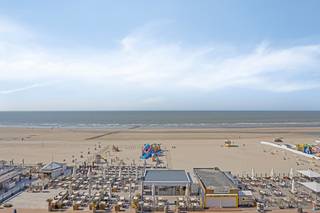 VOEL DE ZEE... Dit TRENDY &amp; LUXUEUS GERENOVEERD appartement met 3 SLAAPKAMERS &amp; FENOMENAAL ZEEZICHT bevindt zich op de Zeedijk te Blankenberge. Dit LUMINEUS en ruim appartement (6°V) werd uiterst KWALITATIEF afgewerkt met de meest DUURZAME materialen en maakt deel uit v/e verzorgde residentie met lift. Omvat: ruime inkomhal met vestiaire en gastentoilet, lichtovergoten leefruimte met adembenemend FRONTAAL ZEEZICHT (grote raampartijen), nieuwe geïnstalleerde open luxekeuken (o.a. inductiekookplaat, combi-oven, steamer, vaatwas, ijskast met vriesvak, composiet werkblad, toestellen MIELE, ...), 3 slaapkamers, nagelnieuwe badkamer afgewerkt in mortex (inloopdouche met rainshower en dubbel lavabomeubel), berging/wasplaats, terras. Kelderberging. Extra's: CV, nieuw dubbel glas in PVC, vernieuwd en geïsoleerd dak, GOEDGEKEURDE elektriciteit, volledig geschilderd, incl. designverlichting (Dark), parket, parlofoon. Wonen in stijl op een TOPLOCATIE! 