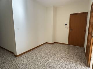 Ce bel appartement, situé au centre de la ville, se trouve au premier étage (sans ascenseur) et comprend un hall d'entrée spacieux avec des...