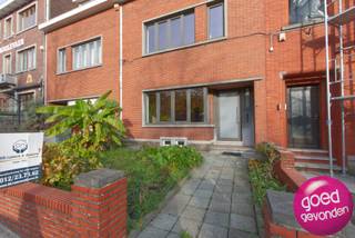 LARGE FAMILY HOME IN THE CENTER OF THE CITY WITH GARAGE AND 3 SPACIOUS BEDROOMS. Excellently located a few steps from the Grote Markt, the...