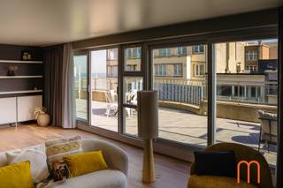 <strong>Topligging met uniek terras en zijdelings zeezicht</strong><br />Dit exclusieve penthouse bevindt zich op de 8ste verdieping van Residentie Nicole in de Vlaanderenstraat, op een absolute toplocatie in Oostende, vlak bij zee. U geniet hier van een <strong>prachtig zijdelings zeezicht</strong> en een uitzonderlijke lichtinval.<br /><br /><strong>Royale leefruimte met open haard en groot terras</strong><br />Met een <strong>bewoonbare oppervlakte van 163 m² </strong>en een <strong>ruim terras van 50 m²</strong> biedt dit appartement een unieke woonbeleving.<br />De lichtrijke woonkamer met open haard sluit rechtstreeks aan op het zonnige terras met zijdelings zeezicht – ideaal om te ontspannen of gezellig gasten te ontvangen.<br /><br /><strong>Moderne open keuken</strong><br />De mooie open keuken is praktisch ingericht en perfect geïntegreerd in de leefruimte. Een aangename plek waar koken en samenzijn centraal staan.<br /><br /><strong>Twee slaapkamers met eigen badkamer</strong><br />Dit penthouse beschikt over twee volwaardige slaapkamers, elk met een eigen badkamer:<br /><strong>Masterbedroom</strong> met dressingruimte en een zeer grote badkamer met ligbad en douche<br /><strong>Logeerkamer</strong> met eigen douchekamer en toilet<br /><br />Daarnaast is er een afzonderlijk gastentoilet voor extra comfort.<br /><br /><strong>Extra troeven</strong><br /><span>Exclusief terras van 50 m² met zijdelings zeezicht</span><br /><span>2 privatieve kelders in de residentie</span><br /><span>Veel ingemaakte kasten</span><br /><span>Bouwjaar 1993</span><br /><span>Instapklaar</span><br /><span>EPC label B (195 kWh/m²)</span><br /><span>KI: € 1.628</span><br /><br /><strong>Exclusief wonen aan zee</strong><br />Bent u op zoek naar een ruim en instapklaar penthouse te koop in Oostende met terras en zeezicht? Dan is dit unieke appartement in Residentie Nicole absoluut een bezoek waard.<br /> 