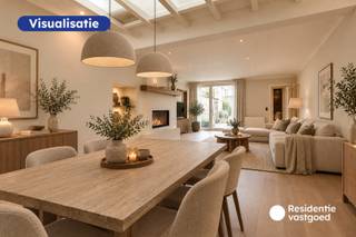 Welkom in het hart van Lichtervelde, waar u deze ruime woning terugvindt op een centrale ligging in de Hoogstraat 3. Dankzij de ligging in het centrum bevinden winkels, scholen, openbaar vervoer en andere voorzieningen zich op wandelafstand. Er is geen renovatieplicht wegens dat deze eigendom opgenomen is op de inventaris onroerend erfgoed.<br /><br />Bij het binnenkomen wordt u verwelkomd in een inkomhal, die momenteel is ingericht als receptie- en ontvangstruimte. Aansluitend bevindt zich de ingerichte keuken, die overloopt in de lichtrijke leefruimte. Verder beschikt het gelijkvloers over een toilet en een wasplaats.<br /><br />Op de eerste verdieping bevinden zich drie slaapkamers en een badkamer. Via een vaste trap bereikt u de tweede verdieping, waar een vierde slaapkamer en een ruime zolder heel wat bijkomende mogelijkheden bieden. Ook aan bergruimte geen gebrek dankzij de kelder van maar liefst 28 m².<br /><br />Buiten geniet u van een fraai aangelegde en onderhoudsvriendelijke tuin met een visvijvertje. Een belangrijke extra troef zijn de twee garages achteraan het perceel, die rechtstreeks toegankelijk zijn via de Boomgaardstraat.<br /><br />Warm geworden van deze ruime woning op een centrale ligging? Contacteer ons vandaag nog voor meer informatie of een bezoek ter plaatse!<br /><br />De vermelde prijs is een richtprijs; elk bod wordt voorgelegd aan de eigenaar, die het recht heeft dit te aanvaarden of te weigeren.<br /><br />Neem voorsprong met een vrijblijvende schatting via:<br />www.residentievastgoed.be/gratisonlineschatten