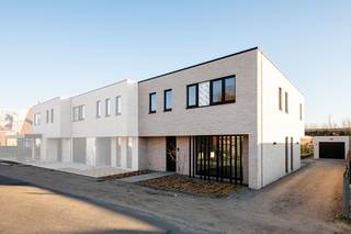 De woning is gelegen langsheen de Oude Molenweg op fietsafstand van het centrum van Maldegem.Samenstelling: ruime inkomruimte met gastentoilet,...