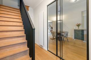 De woning beschikt op het gelijkvloers over een ruime inkomhal met gastentoilet, een prachtige leefruimte met open keuken, een wasplaats en kelder...