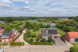 Zeer mooie bouwgrond van 1.260 m² voor het bouwen van een vrijstaande bebouwing met bijgebouw, nabij het centrum van Tielen.<br /><br />Perceelbreedte vooraan bedraagt 21 meter en een diepte van circa 60 meter.<br /><br />Bebouwbare voorgevelbreedte 15 meter, bouwdiepte gelijkvloers 17 meter, 1ste verdieping 13 meter en onder dak 9 meter. In de tuin kan een bijgebouw geplaatst worden binnen de zone voor bijgebouwen met een oppervlakte die maximaal 75 m² bedraagt. <br /><br />OP het perceel zijn reeds enkele mooie bomen geplaatst. <br /><br />De bouwgrond is gelegen nabij het centrum van Tielen op wandelafstand van scholen, winkels en het treinstation.<br /><br />Indien u meer informatie wenst (opmetingsplan, bouwvoorschriften, ...) of een plaatsbezoek wenst, tel. 014 71 50 08 of e-mail: christoffel@vastgoedpicavet.be .<br />