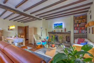 <p>Deze te renoveren bungalow is gelegen in een aangename en residentiële wijk van Dilbeek, vlak bij winkels, het station van Dilbeek en het centrum.</p><p>Via de inkomhal bereikt u enerzijds de leefruimtes en anderzijds de slaapvertrekken. De gezellige leefruimte, uitgerust met een houtkachel, geniet van een directe toegang tot het terras en de tuin. De praktische keuken beschikt over een eethoek en een aangrenzende berging, die eveneens toegang biedt tot het terras en de tuin.</p><p>De woning beschikt over een gezellige tuin, ideaal om in alle rust van het buitenleven te genieten. Verder vindt u twee slaapkamers, een bureauruimte met ingebouwde kasten, een badkamer, een extra berging en een apart toilet. Voor extra comfort is in enkele ruimtes airconditioning voorzien.</p><p>Daarnaast is er nog een zolderruimte aanwezig, die extra opslagmogelijkheden biedt.</p><p>Een absolute troef is de bijzonder ruime garage met automatische poort en tal van opbergmogelijkheden.</p><p>Bent u op zoek naar een woning die u volledig naar eigen smaak kunt renoveren op een uitstekende locatie? Plan dan vandaag nog uw bezoek via de website van Living Stone!</p>