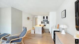 Modern gemeubeld appartement gelegen in een klein recent gebouw op centrale ligging nabij het centrum en het albertstrand. Samenstelling: open keuken voorzien van alle toestellen, gezellige living met zit- en eethoek uitgevend op terrasje vooraan. Apart toilet, 2 ruime slaapkamers, bad - en douchekamer. Slechts één appartement per verdiep. Alleen 2de verblijf mogelijk. Deelname syndickosten ff 100 EUR/maand.