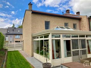 In a quiet street in Schepdaal**, a cozy borough of Dilbeek, you will find this move-in ready semi-detached building on a plot of 411 m²...