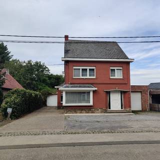 Deze goed gelegen ruime, zonnige woning, op een boogscheut van het centrum en de nieuwe rondweg, heeft veel potentieel mede vanwege een aanpalende vergunde schrijnwerkerij. Het gelijkvloers heeft naast een ruime woonkamer, keuken en bijkeuken ook een veranda en zeer grote berging. De eerste verdieping met 3 slaapkamers en een badkamer heeft ook een vaste trap naar de zolder waar makkelijk nog 2 kamers kunnen gecreëerd worden. De aanpalende schrijnwerkerij van 150 vierkante meter kan ook als loods, opslagplaats of atelier dienen voor vaklui dankzij de twee toegangspoorten en een brede oprit. Voor een binnentuin is zelfs ruimte mits afbraak van veranda, koer en berging. Via een vrijblijvende bezichtiging verduidelijken we alle mogelijke opties met plezier!
