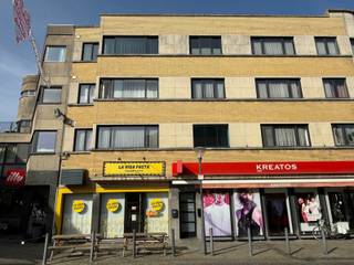 Instapklaar appartement met één slaapkamer gelegen op de derde verdieping in de stadskern.Dit instapklare appartement omvat een ingerichte keuken,...