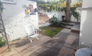 Gelijkvloers wonen met tuin in hartje Antwerpen.<br /><br />In de Milisstraat – een kalme straat in de centrale en gegeerde Kievitwijk- op slechts een steenworp van het Centraal Station, vind je dit charmante gelijkvloers appartement met een royale tuin van 46,5 m² – een groene oase in de stad. Met een woonoppervlakte van ca. 97 m² en een verrassend veelzijdige sous-sol, biedt deze woning comfort, rust én ruimte op een uitzonderlijke locatie.<br /><br />De leefruimte kijkt uit op de prachtig aangelegde tuin en wordt gekenmerkt door een grote raampartij die zorgt voor een overvloed aan natuurlijk licht. De zuid-georiënteerde tuin, met een statige boom als natuurlijke parasol, is een ideale plek voor wie houdt van buitenleven in de stad: perfect voor een koffie in de ochtendzon, een barbecue met vrienden of een boek in de schaduw.<br /><br />In de privatieve sous-sol vind je een volwaardige extra ruimte die tal van mogelijkheden biedt: van thuiswerkplek tot hobbyruimte, fitness of extra bergruimte. Ook de aparte was- en opslagplaats is een praktisch pluspunt.<br /><br />Met tram- en treinverbindingen letterlijk om de hoek en een uitstekende bereikbaarheid voor fietsers en pendelaars, woon je hier bijzonder vlot en goed verbonden. Voeg daarbij de nabijheid van winkels, horeca en andere stedelijke voorzieningen, en je vindt hier een plek waar alles klopt.<br /><br />Of je nu op zoek bent naar een eerste woning, een toekomstgericht appartement op het gelijkvloers, of een interessante investering – deze woning biedt een zeldzame combinatie van rust, bereikbaarheid en potentieel.