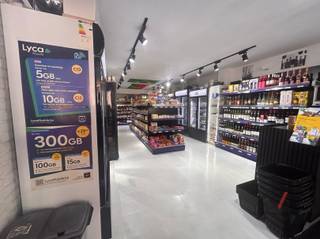 Vous êtes à la recherche d'un investissement intelligent au cœur de Louvain ? Alors cet espace commercial loué est l'opportunité à ne pas manquer. Situé à un emplacement de choix dans le centre animé de la ville, ce bien bénéficie d'une excellente visibilité et d'un flux de passage constant. Il est actuellement loué dans le cadre d'un bail commercial, ce qui signifie qu'en tant qu'investisseur, vous pouvez compter sur un rendement stable dès le premier jour. Pas d'inoccupation, pas de soucis - juste un revenu mensuel sans tracas. À une époque où le compte d'épargne est à peine rentable, ce bien immobilier offre une alternative beaucoup plus intéressante pour ceux qui veulent faire travailler leur argent intelligemment. Grâce à la situation stratégique de Louvain et à son potentiel de croissance à long terme, il s'agit non seulement d'un investissement sûr, mais aussi d'un investissement tourné vers l'avenir. Vous souhaitez faire fructifier votre capital en toute tranquillité ? Contactez Gilles Vastgoed au 0468/486 127.