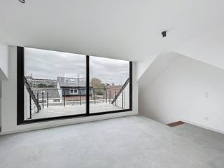 Deze recent volledig opgefriste duplex is de ideale oplossing voor wie op zoek is naar een energiezuinig appartement met karakter. Indeling:Tweede verdiep: - Keuken- Badkamer met lavabo en douche- Ruime slaapkamer- Apart toiletDerde verdiep:- Ruime leefruimte met uniek terras en prachtig zicht- Ruime bergingTwee staanplaatsen (achter elkaar) mogelijk bij te huren voor €150Het betreft een appartement in een kleinschalig residentieel gebouw zonder gemeenschappelijke kosten. Het appartement is onmiddellijk beschikbaar.Voor een plaatsbezoek gelieve u aan te melden via onze website of een e-mail te sturen naar jens.moens@dewaele.com