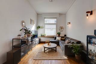 <p><strong>Een toplocatie? Daar moeten we hier niet lang over nadenken. De Lange Elzenstraat ligt midden in het bruisende Antwerpen-Zuid, op een plek waar het stadsleven nooit ver weg is. En toch voelt het hier binnen als thuiskomen in een heel ander tijdperk. Hoge plafonds, prachtige houten vloeren, een indrukwekkende houten trap en authentieke details zorgen meteen voor dat heerlijke gevoel van grandeur. En dan moet het beste nog komen. Achteraan wacht een stadskoer van 25 m², in een slimme L-vorm verdeeld over twee gezellige hoekjes. Een kleine stadstuin met grootse plannen, dus. Kom binnen…</strong></p><p><strong>Binnenkomen met allure</strong></p><p>Nog voor je goed en wel binnen bent, weet je dat dit geen doorsnee huis is. De inkomhal heeft een prachtige houten trap, hoge plafonds en een zalig retro tegeltje dat meteen de toon zet. Het geheel voelt haast koninklijk, maar dan wel op een manier die nog altijd warm en eigen aanvoelt. Vanuit de hal wandel je verder naar de leefruimte, met onderweg natuurlijk die mooie vloeren die doorheen de woning voor een heerlijk geheel zorgen.</p><p><strong>Hier mag de living gezien worden</strong></p><p>De leefruimte is royaal en heeft een charmante boog die de ruimte net dat tikkeltje extra geeft. De hoge plafonds doen hier opnieuw hun ding en zorgen voor een ruimtelijk gevoel, terwijl de prachtige houten vloer voor de nodige warmte zorgt. Aansluitend ligt de grote keuken. Die heeft blauwe details, een lichtkoepel en vooral veel ruimte. Een plek waar koken, tafelen en leven vanzelf samenkomen.</p><p><strong>Een stadskoer met twee gezichten</strong></p><p>Vanuit de leefruimtes trek je richting de buitenruimte. De stadskoer van 25 m² heeft een L-vorm en daardoor eigenlijk twee aparte hoekjes. Gezellig samen zitten of ergens een rustig plekje voor jezelf zoeken? Hier kan het allebei.</p><p><strong>Vier kamers om in te verdwijnen</strong></p><p>Met vier slaapkamers is er aan ruimte alvast geen gebrek. De kamers zijn stuk voor stuk ruim en ook hier lopen de prachtige houten vloeren mooi door. De bovenste slaapkamer heeft bovendien een ingebouwde kastenwand, zodat ook aan kastruimte geen gebrek is.</p><p><strong>Een badkamer die indruk maakt</strong></p><p>De badkamer is al even royaal als de rest van de woning. Het prachtige tegeltje geeft de ruimte karakter, terwijl het ruime ligbad en de grote inloopdouche ervoor zorgen dat je hier alle plaats hebt om de dag rustig te beginnen of af te sluiten. Er is ook een apart toilet, handig én netjes uit het zicht van de badkamer.</p><p><strong>Nog wat extra ruimte beneden</strong></p><p>Helemaal onder de woning zit nog een kelder. Ideaal als extra bergruimte, zodat je de leefruimtes vooral kunt gebruiken waarvoor ze bedoeld zijn: om te leven. En voor wie met de auto komt, is er in de straat altijd plaats om te parkeren.</p><p>Verliefd? Antwerpen@ugly.be</p>