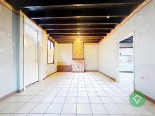 Deze instapklare woning is gelegen in het centrum van Koekelare en bestaat uit: living - keuken - groot terras - diverse opbergruimten - toilet...